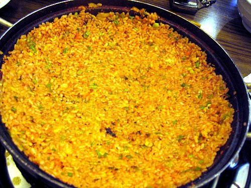 (일석삼조 버섯매운탕 신촌)얼큰한 맛의 버섯 매운 탕을 맛보아요.