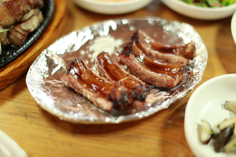 말의 귀를 닮은  마이산에서 먹는 등갈비구이