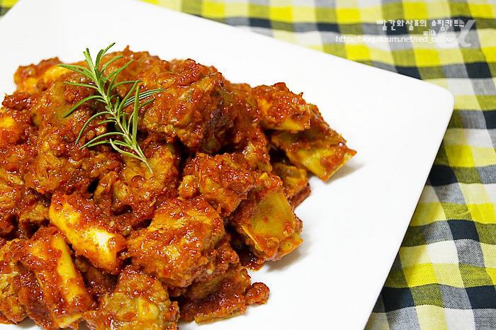 채소 없이 화끈하게,불타는 매운 맛 돼지갈비찜 - 10만개의 레시피, 메뉴판키친 요리판