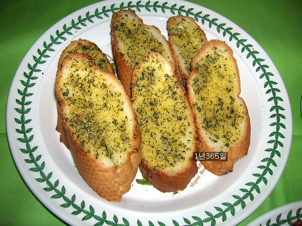 바삭 바삭한 마늘빵