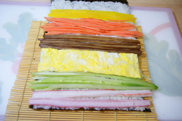 김밥 하나 들고 먹으면 커서 한참 먹는 회오리 롤 김밥