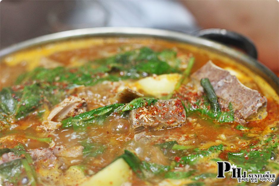 홍대맛집-살이 많은 국내산 감자탕을 맛볼수 있는곳.-이층 감자탕