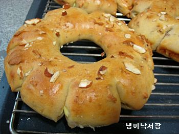 파칸이 들어간 치즈크림빵