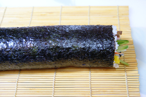 김밥 하나 들고 먹으면 커서 한참 먹는 회오리 롤 김밥