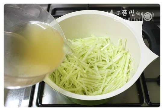 국물과 함께 떠서 드세요~~