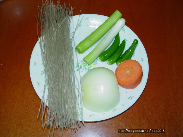 진한 소고기육수로 맛을낸 버섯전골