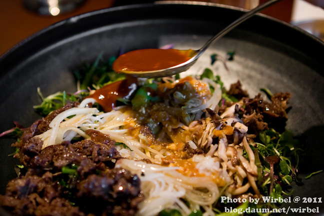 은은한 향의 참숯 불고기 비빔밥이 있는 프레쉬 아시안 비스트로