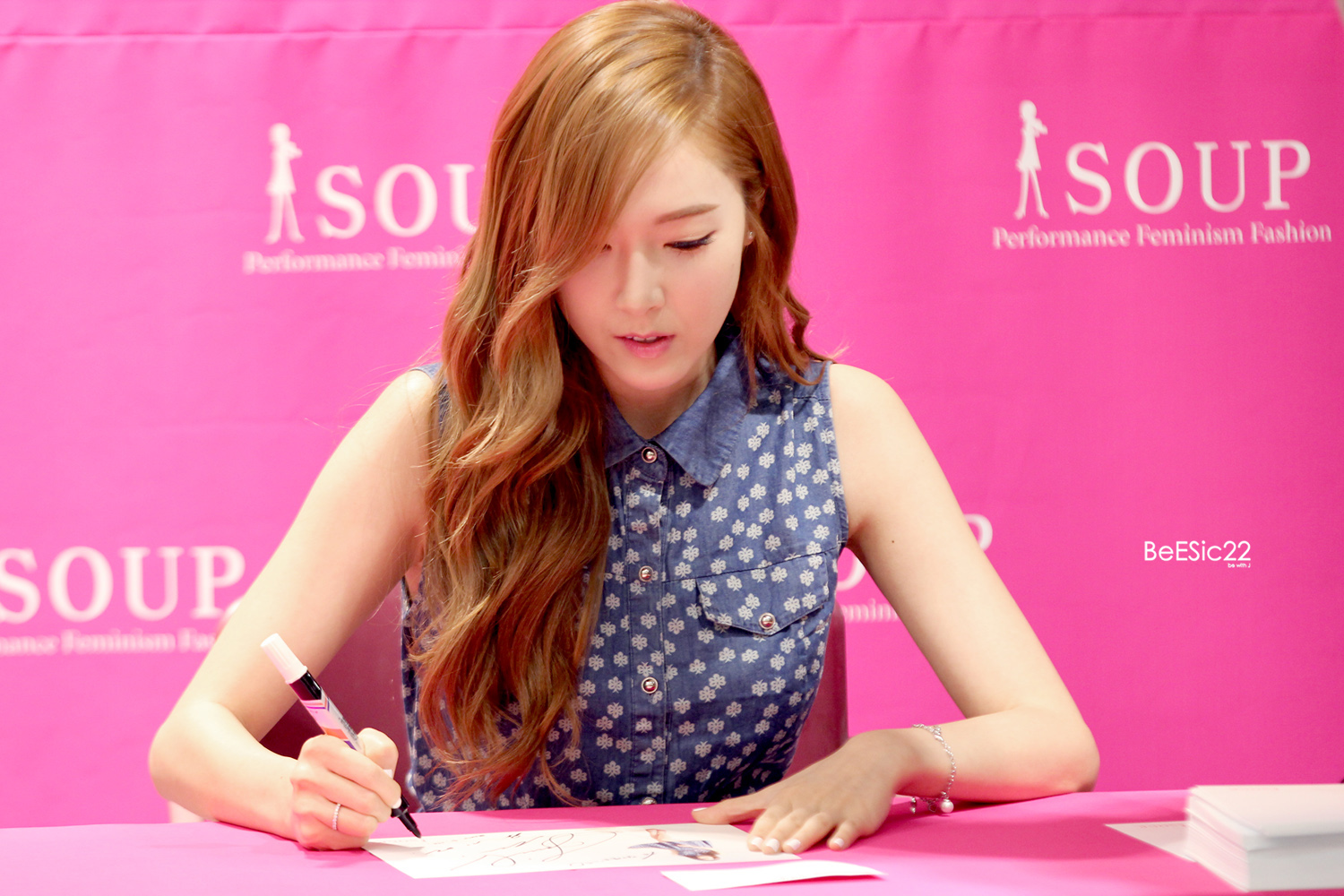 [PIC][14-06-2014]Jessica tham dự buổi fansign lần 2 cho thương hiệu "SOUP" vào trưa nay - Page 2 226DFD4353DB9DED2D4920