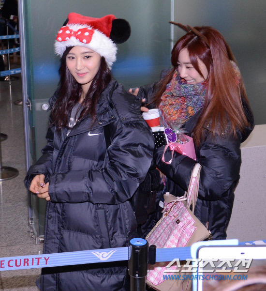 [PIC][24-12-2012]SNSD khởi hành đi Nhật Bản vào sáng nay + 8 thành viên đeo bờm giáng sinh trước sân bay + Sunny vắng mặt vì ốm 23725E3C50D7AD6519780B