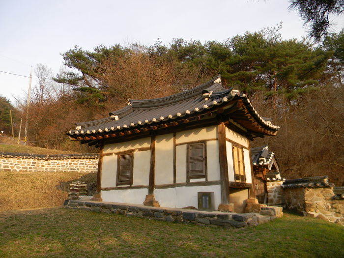 대전 무수동 유회당부기궁재, 삼근정사