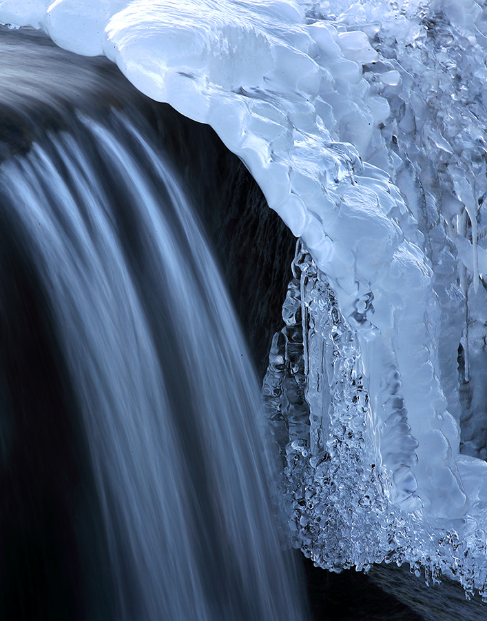 [흘러가고파] 연일 강추위에 유속이 제법 빠른 물도 얼었다 / 토함
