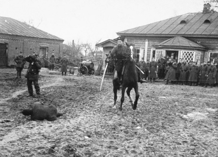 코사크 기병의 소련 빨치산 처형 - Russian Cossacks cavalry Wehrmacht police man execution of soviet partisan