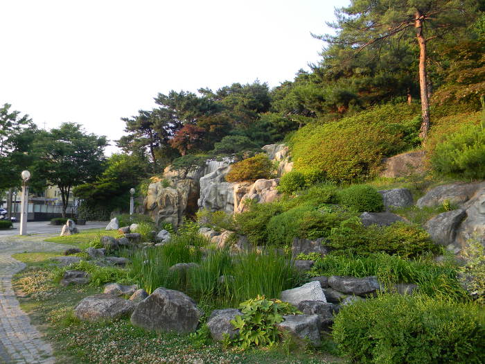 오금공원의 옛 명소와 새 명소 ~~ 거창신씨 신선경묘역, 충민정, 인공폭포